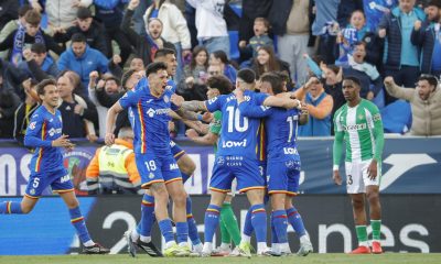 El centrocampista del Getafe Kiko Femenía celebra con sus compañeros tras marcar el primer gol durante el partido de LaLiga entre el Getafe y el Betis, este domingo en el Coliseo. EFE/Zipi