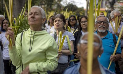 Personas sostienen ramos durante las celebraciones del Domingo de Ramos en Caracas (Venezuela). EFE/ Miguel Gutierrez