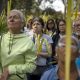 Personas sostienen ramos durante las celebraciones del Domingo de Ramos en Caracas (Venezuela). EFE/ Miguel Gutierrez