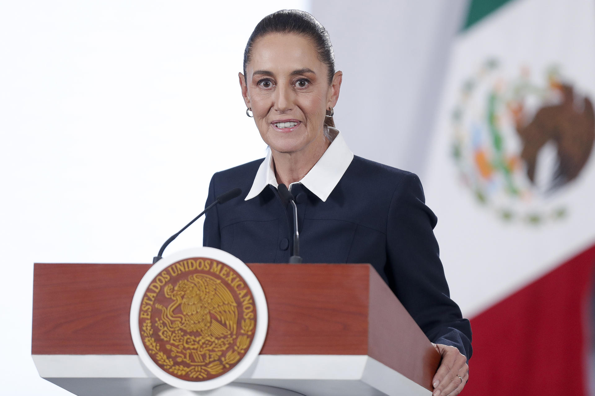 La presidenta de México, Claudia Sheinbaum, habla en una rueda de prensa este jueves en Palacio Nacional de la Ciudad de México (México). EFE/Isaac Esquivel