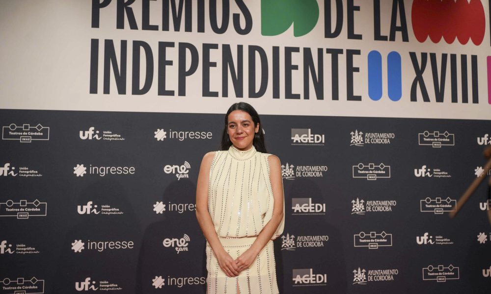 La cantante Valeria Castro en la alfombra roja de los Premios MIN, organizados por la Unión Fonográfica Independiente, este miércoles en el Gran Teatro de Córdoba. EFE/ Rafa Alcaide