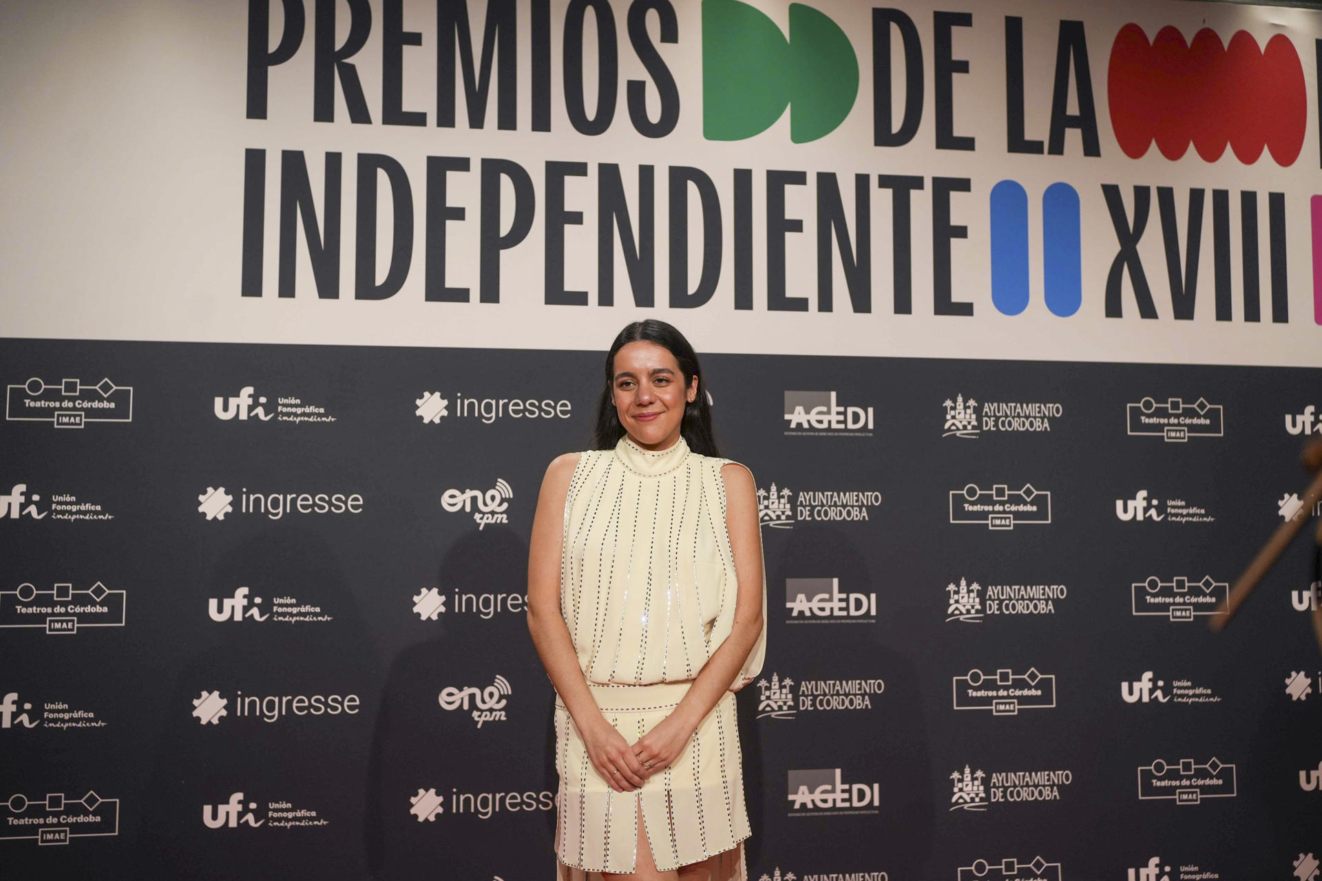 La cantante Valeria Castro en la alfombra roja de los Premios MIN, organizados por la Unión Fonográfica Independiente, este miércoles en el Gran Teatro de Córdoba. EFE/ Rafa Alcaide