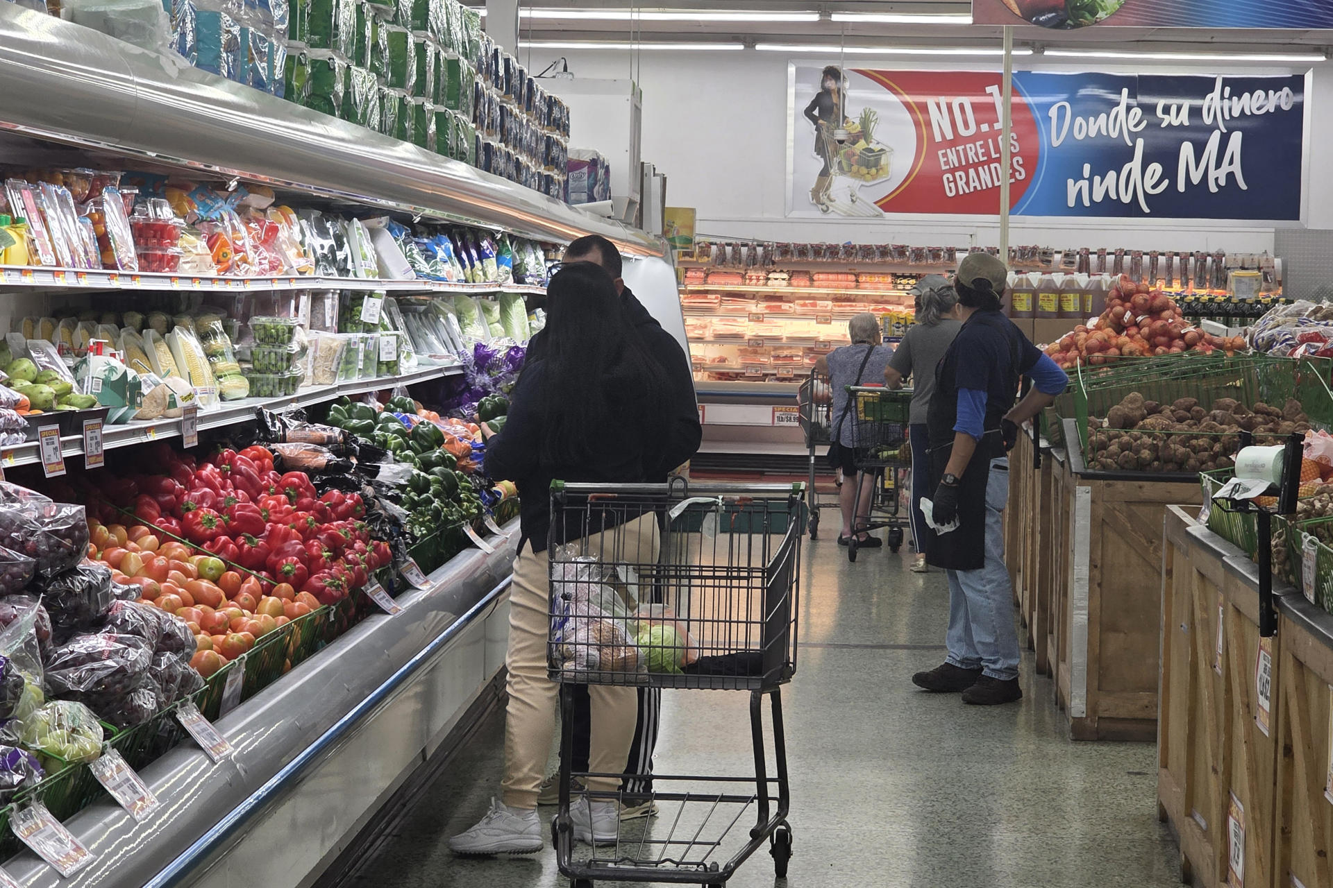 Personas realizan compras en un supermercado de Miami (EEUU). Imagen de archivo. EFE/ Alberto Boal