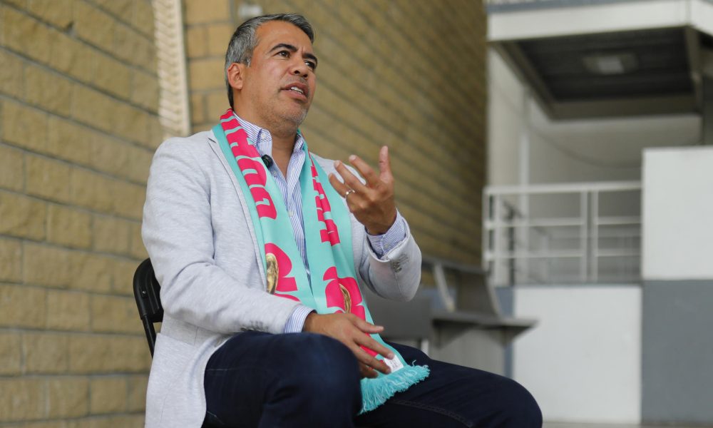 El exfutbolista mexicano y embajador para el mundial de la FIFA 2026, Pavel Pardo, habla durante una entrevista con EFE este martes, en Guadalajara (México). EFE/ Francisco Guasco