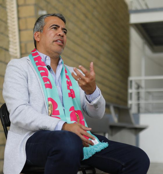 El exfutbolista mexicano y embajador para el mundial de la FIFA 2026, Pavel Pardo, habla durante una entrevista con EFE este martes, en Guadalajara (México). EFE/ Francisco Guasco