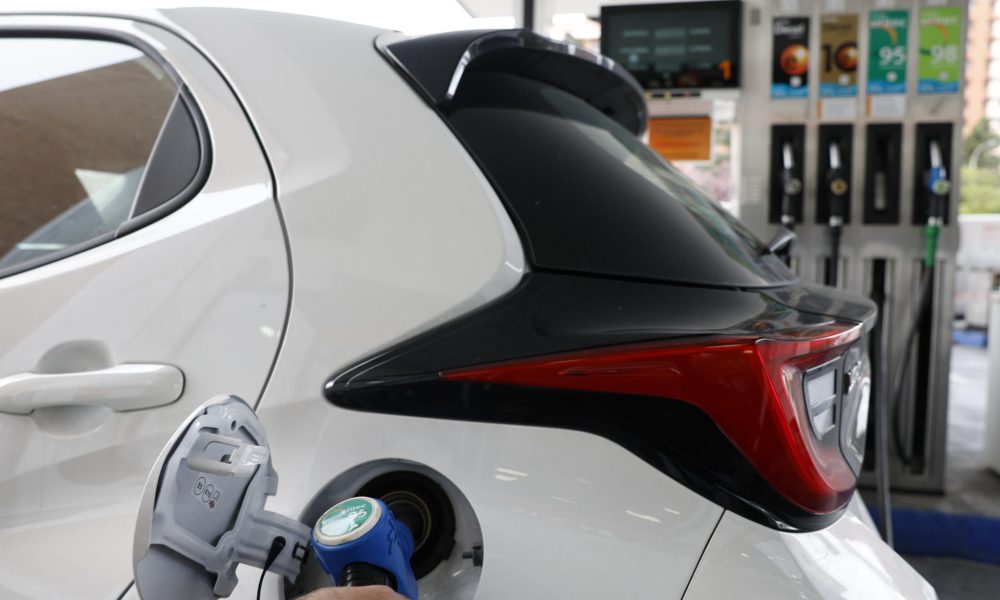 Imagen de un vehículo repostando en una gasolinera de Madrid. EFE/Mariscal