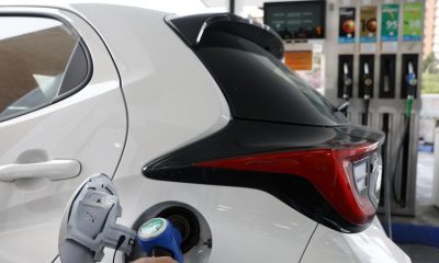 Imagen de un vehículo repostando en una gasolinera de Madrid. EFE/Mariscal