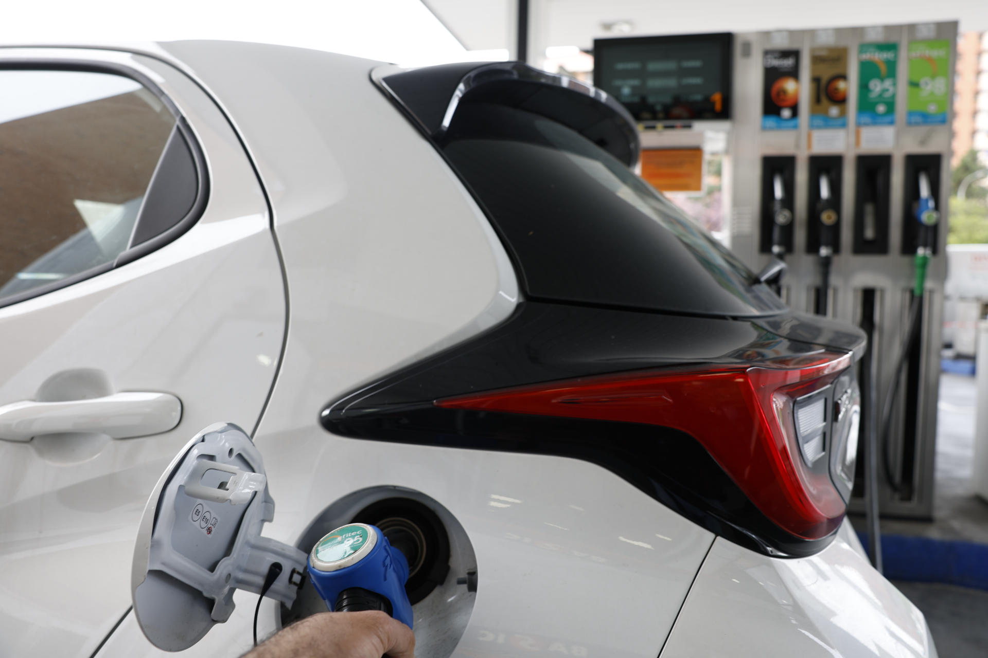 Imagen de un vehículo repostando en una gasolinera de Madrid. EFE/Mariscal