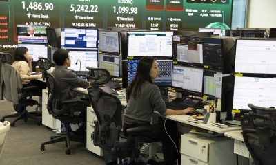 Seúl (Corea del Sur), 09/03/2026.- Los comerciantes surcoreanos trabajan frente a monitores en el Banco Hana en Seúl, Corea del Sur, el 9 de marzo de 2026. (Corea del Sur, Seúl) EFE/EPA/JEON HEON-KYUN