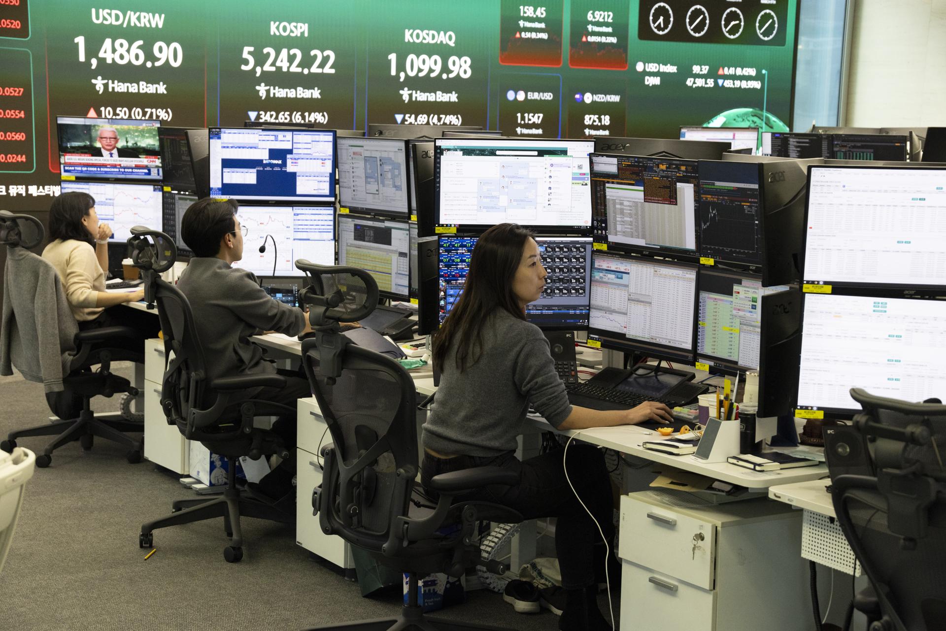 Seúl (Corea del Sur), 09/03/2026.- Los comerciantes surcoreanos trabajan frente a monitores en el Banco Hana en Seúl, Corea del Sur, el 9 de marzo de 2026. (Corea del Sur, Seúl) EFE/EPA/JEON HEON-KYUN