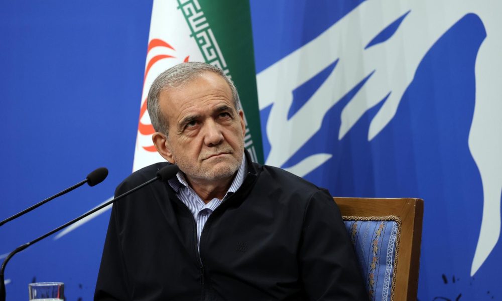 Foto de archivo del presidente de Irán, Masud Pezeshkian, el 16 de septiembre de 2024 durante una rueda de prensa en Teherán. EFE/EPA/ABEDIN TAHERKENAREH