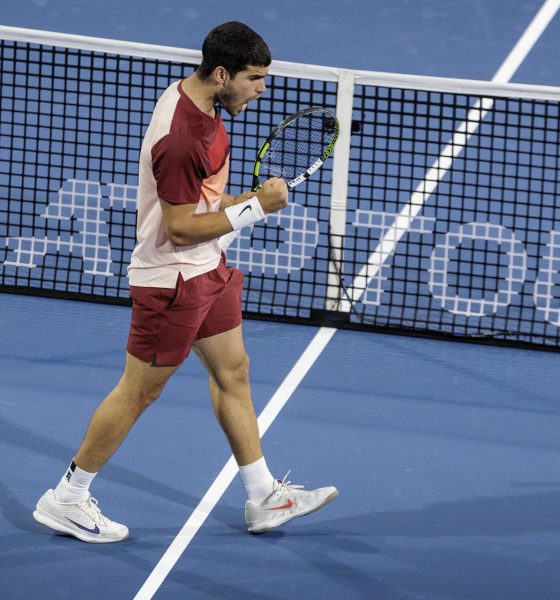 Fotografía de archivo del 22 de marzo de 2025 en la que se observa al español Carlos Alcaraz durante su partido de segunda ronda del Masters 1.000 de Miami (EE.UU.) ante el belga David Goffin. EFE/CRISTOBAL HERRERA-ULASHKEVICH