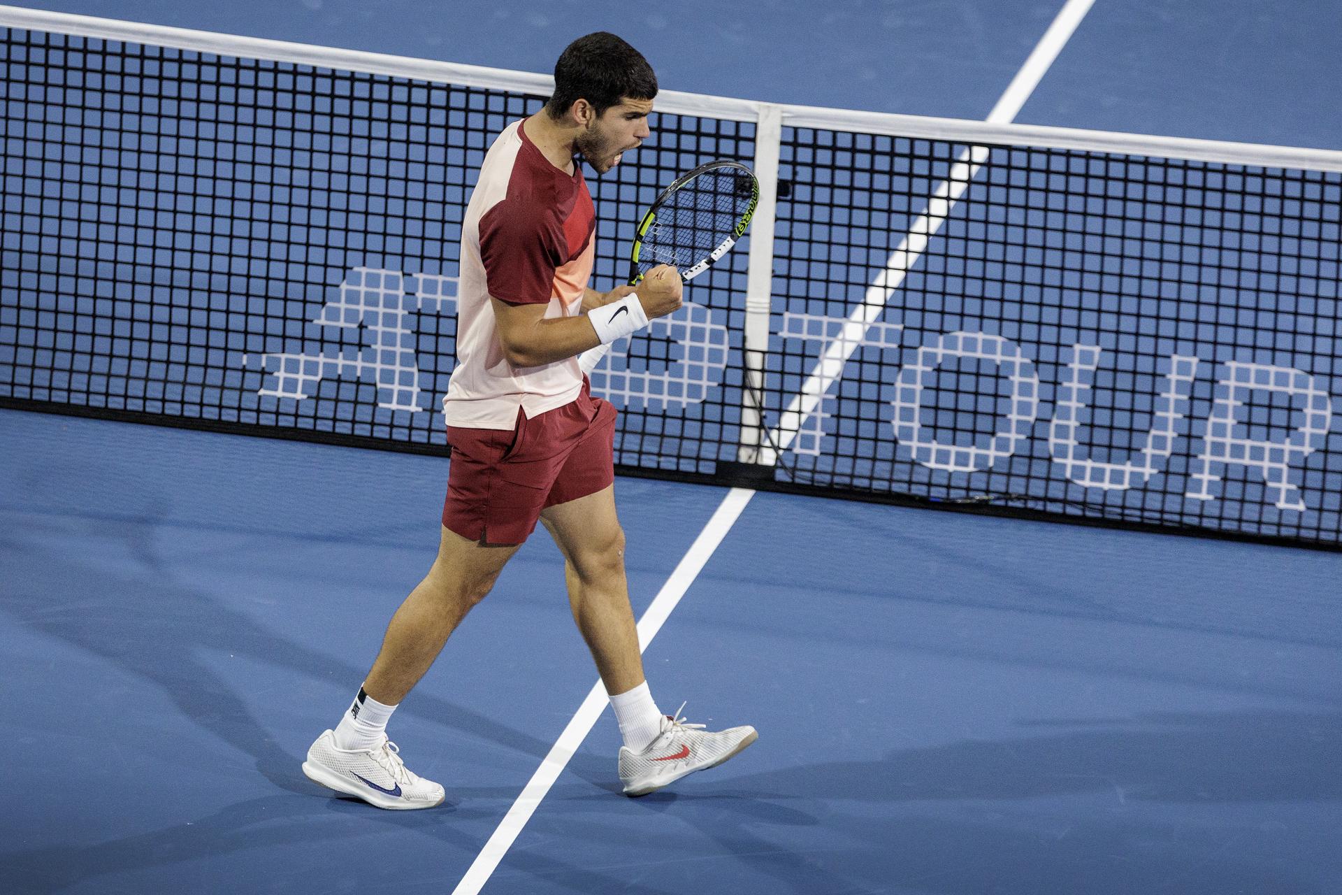 Fotografía de archivo del 22 de marzo de 2025 en la que se observa al español Carlos Alcaraz durante su partido de segunda ronda del Masters 1.000 de Miami (EE.UU.) ante el belga David Goffin. EFE/CRISTOBAL HERRERA-ULASHKEVICH