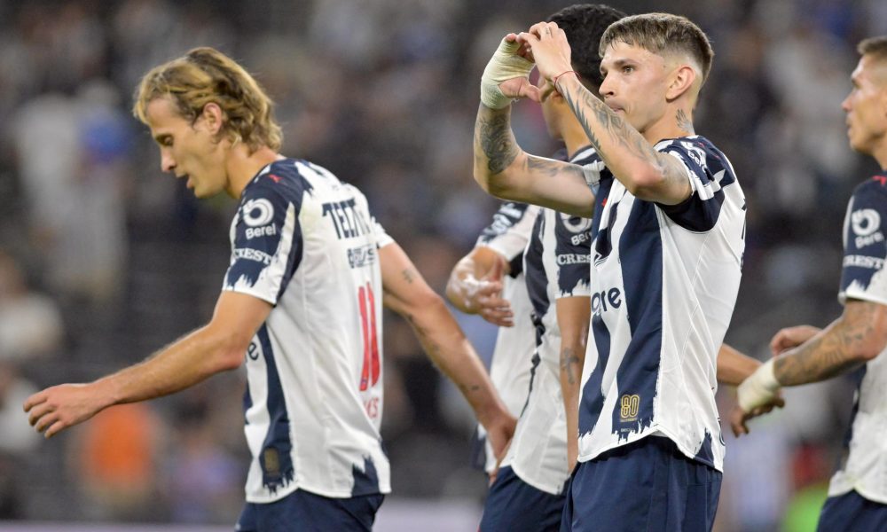 Luca Orellano (d) de Monterrey celebra un gol con sus compañeros este miércoles, durante un partido de la Liga MX entre monterrey y Queretaro en el estadio BBVA en Guadalupe (México). EFE/Miguel Sierra