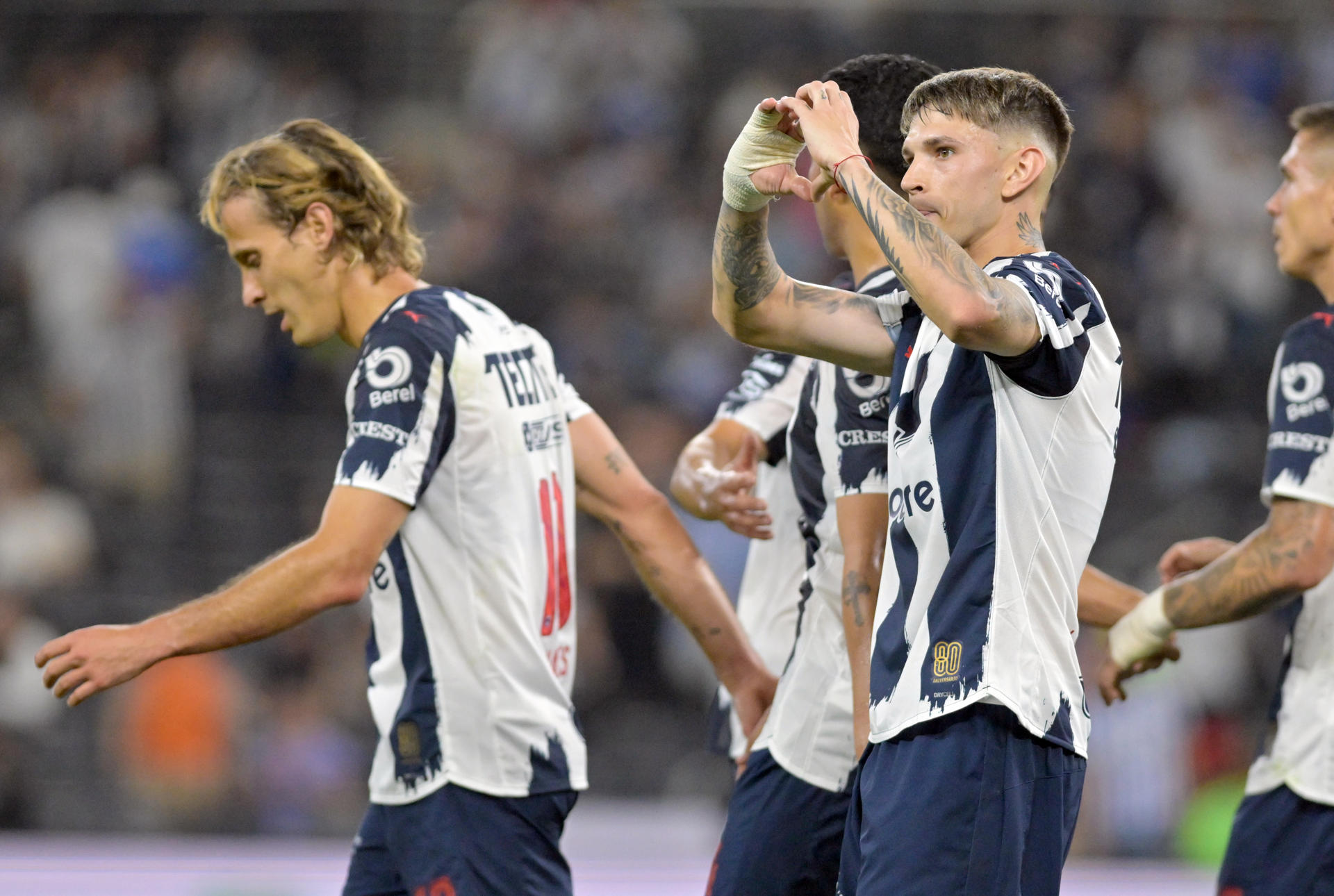 Luca Orellano (d) de Monterrey celebra un gol con sus compañeros este miércoles, durante un partido de la Liga MX entre monterrey y Queretaro en el estadio BBVA en Guadalupe (México). EFE/Miguel Sierra