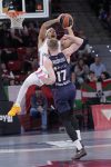 El jugador del Baskonia Gytis Radzevicius (delante) pelea por el balón con el jugador del Paris Basketball Justin Robinson, durante el partido de la EuroLiga que Baskonia y Paris Basketball disputan este viernes en Vitoria. EFE/Adrián Ruiz Hierro
