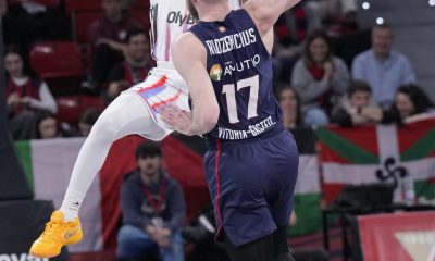 El jugador del Baskonia Gytis Radzevicius (delante) pelea por el balón con el jugador del Paris Basketball Justin Robinson, durante el partido de la EuroLiga que Baskonia y Paris Basketball disputan este viernes en Vitoria. EFE/Adrián Ruiz Hierro