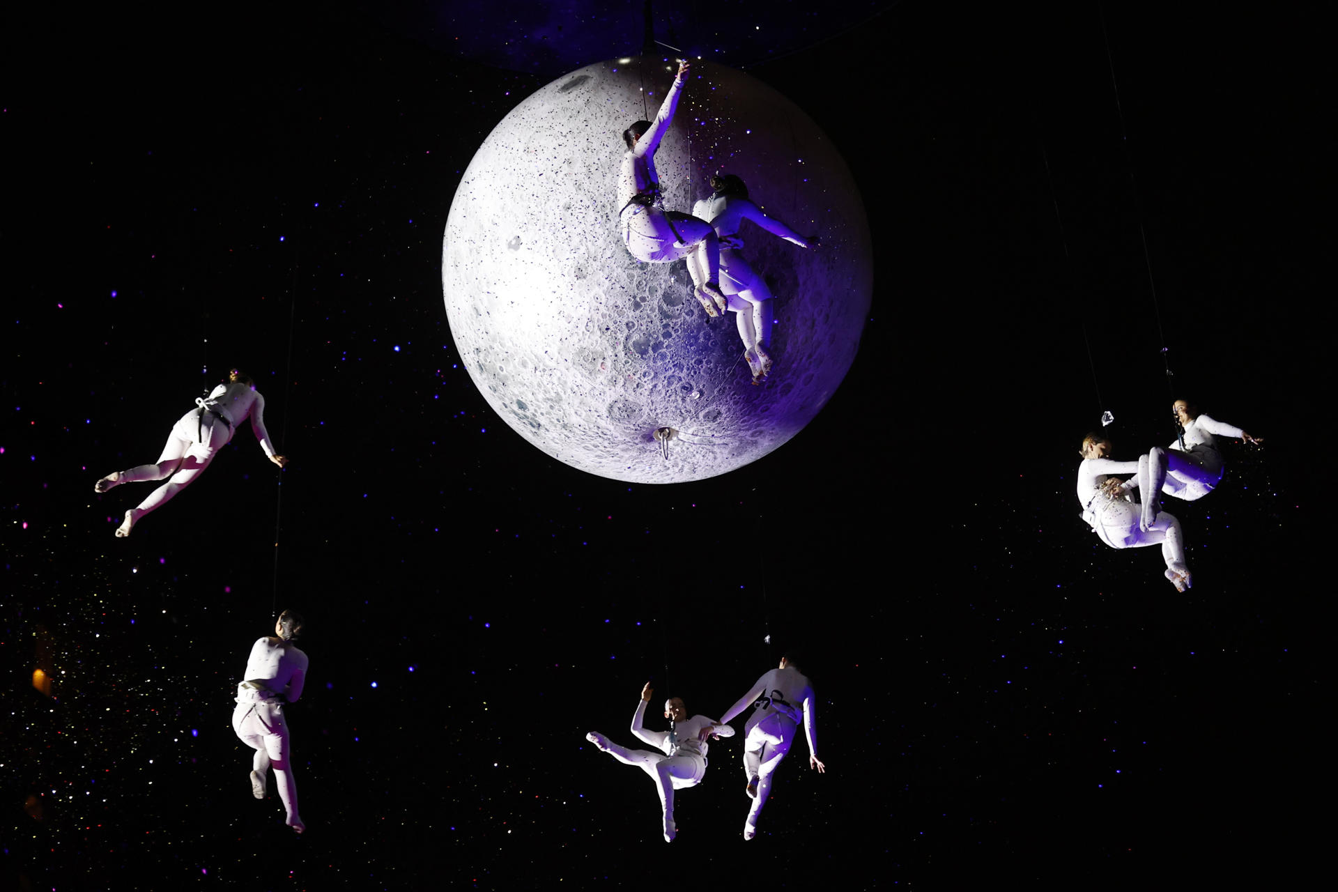 Bailarinas se presentan en el espectáculo 'Aria', de la compañía española Zenit Aerial Ballet, durante la segunda edición del Festival Internacional de Artes Vivas (FIAV) este sábado, en Bogotá (Colombia). EFE/ Mauricio Dueñas Castañeda