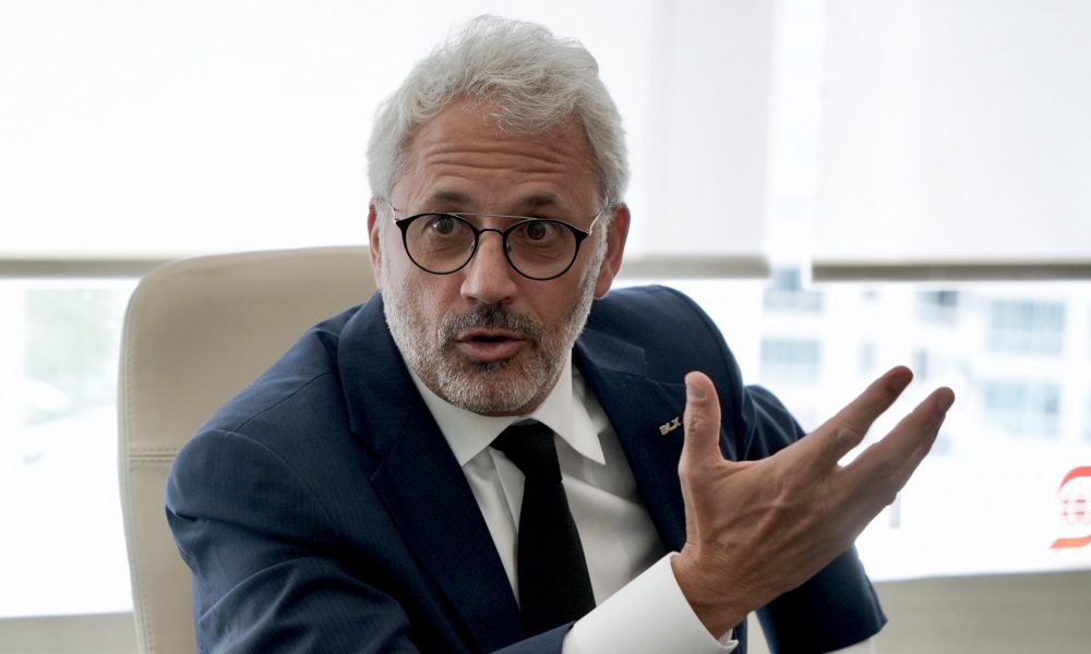 El presidente ejecutivo de Bladex, Jorge Salas, habla durante una entrevista con EFE este miércoles, en Ciudad de Panamá (Panamá). EFE/ Aris Mariota