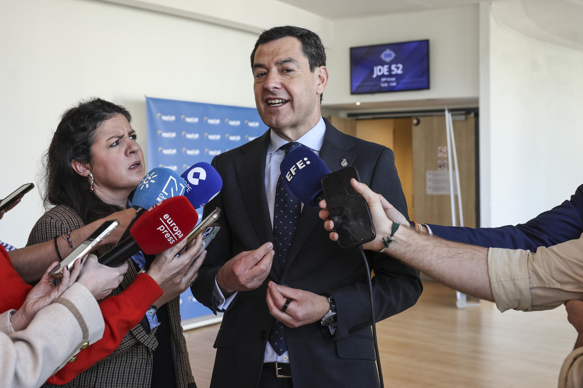-El presidente de la Junta de Andalucía, Juanma Moreno, asiste en Bruselas a la sesión plenaria del Comité de las Regiones de Europa (CdR), del que es vicepresidente, en el que se debatirá, entre otros asuntos, sobre el Marco Financiero Plurianual (MFP) y sobre la resiliencia hídrica.-EFE/ Pablo Garrigós