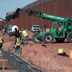 Obreros estadounidenses construyen un muro fronterizo este lunes, entre El Paso y Ciudad Juárez (México). EFE/Luis Torres