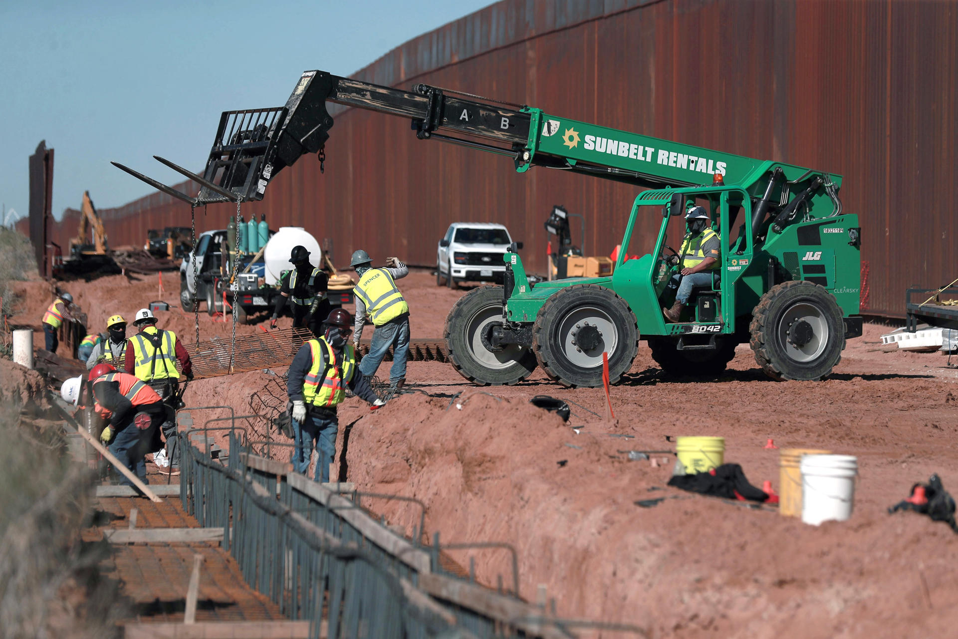 Obreros estadounidenses construyen un muro fronterizo este lunes, entre El Paso y Ciudad Juárez (México). EFE/Luis Torres