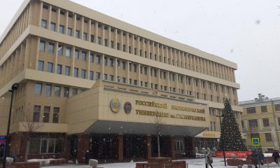 Vista de la Universidad Plejanov de Moscú este miércoles. La guerra ha llegado a las aulas de institutos de formación profesional y universidades en busca de reclutas, después de que al Ministerio de Defensa se le haya acabado el potencial de movilización en el resto de estratos de la castigada sociedad rusa. Los más críticos con la guerra han levantado la voz de alarma, ya que, según medios, ya son cerca de un centenar las instituciones de educación superior, más de un tercio en Moscú y San Petersburgo, las que han recibido instrucciones y cuotas para el reclutamiento de voluntarios. EFE/ Ignacio Ortega
