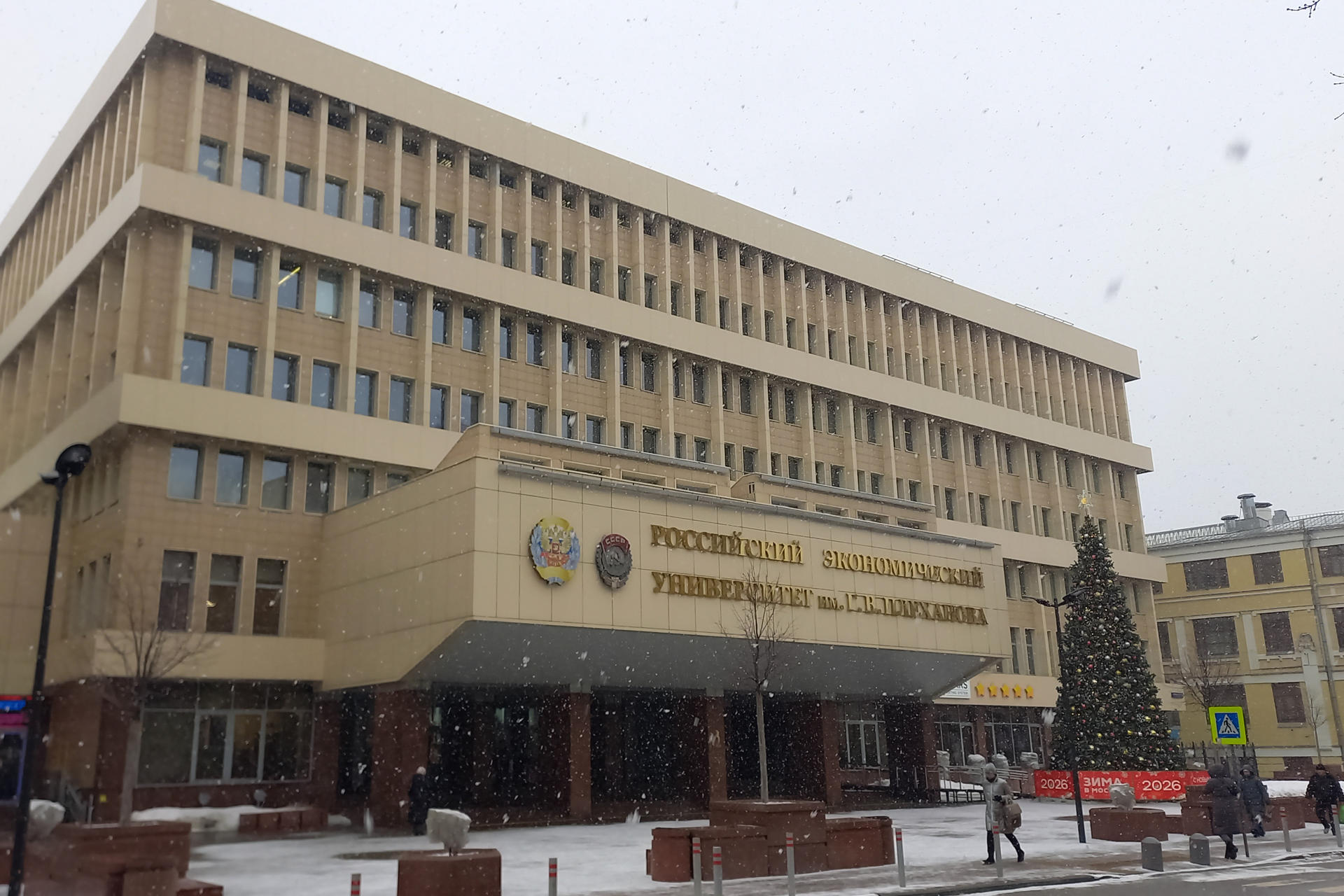 Vista de la Universidad Plejanov de Moscú este miércoles. La guerra ha llegado a las aulas de institutos de formación profesional y universidades en busca de reclutas, después de que al Ministerio de Defensa se le haya acabado el potencial de movilización en el resto de estratos de la castigada sociedad rusa. Los más críticos con la guerra han levantado la voz de alarma, ya que, según medios, ya son cerca de un centenar las instituciones de educación superior, más de un tercio en Moscú y San Petersburgo, las que han recibido instrucciones y cuotas para el reclutamiento de voluntarios. EFE/ Ignacio Ortega