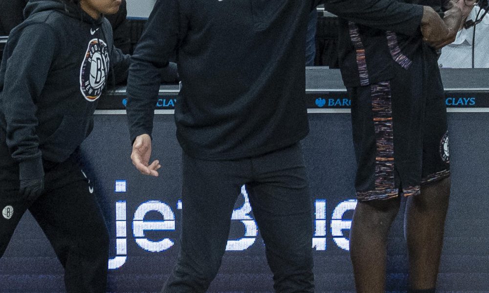 El entrenador de los Brooklyn Nets, Jordi Fernández dirige durante un partido de la NBA entre New York Knicks y Brooklyn Nets en el Barclays Center (Estados Unidos). EFE/Ángel Colmenares