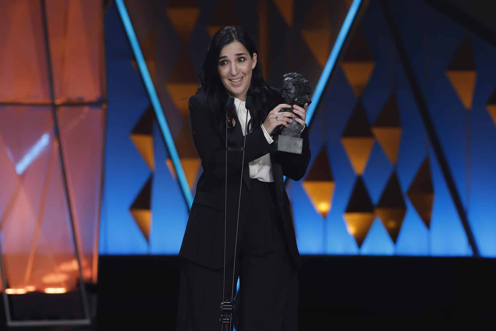 Alauda Ruiz de Azua recibe el GOya a mejor dirección por su filme 'Los domingos', que se llevó en total cinco galardones en la 40 edición de los premios del cine español. EFE/Alberto Estevez
