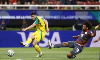 El defensor de la selección de Nueva Caledonia Joseph Athale (d) llega tarde para neutralizar el avance del goleador jamaiquino Bailey Cadamarteri (i) durante el partido de repesca jugado este jueves en el Estadio Akron de la ciudad mexicana de Guadalajara. EFE/ Francisco Guasco