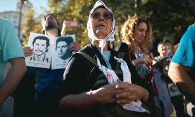 Personas participan este martes durante la manifestación por el Día Nacional de la Memoria por la Verdad y la Justicia para recordar y reclamar por las víctimas de la última dictadura cívico-militar, iniciada hace 50 años en Buenos Aires (Argentina). EFE/ Juan Ignacio Roncoroni