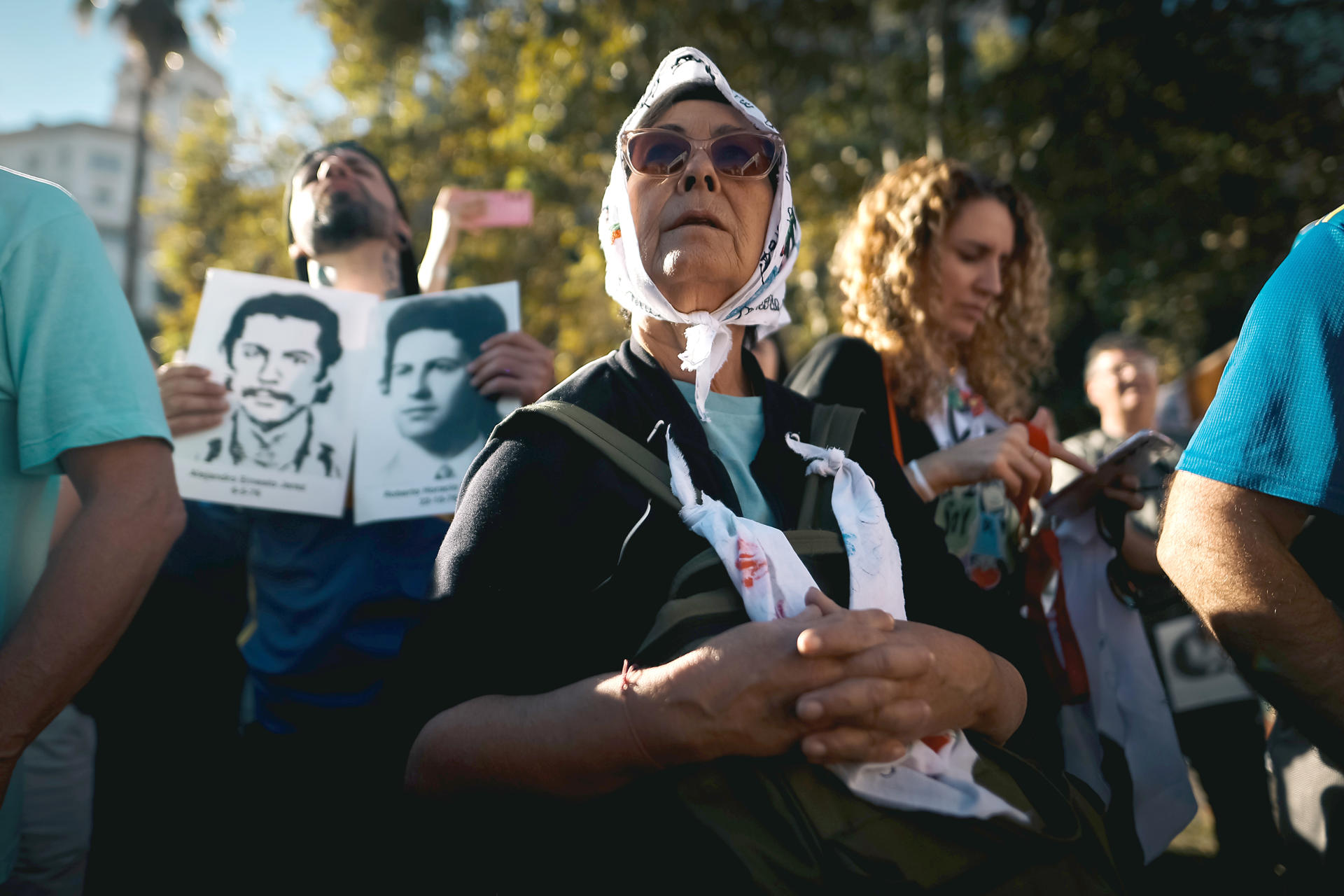 Personas participan este martes durante la manifestación por el Día Nacional de la Memoria por la Verdad y la Justicia para recordar y reclamar por las víctimas de la última dictadura cívico-militar, iniciada hace 50 años en Buenos Aires (Argentina). EFE/ Juan Ignacio Roncoroni