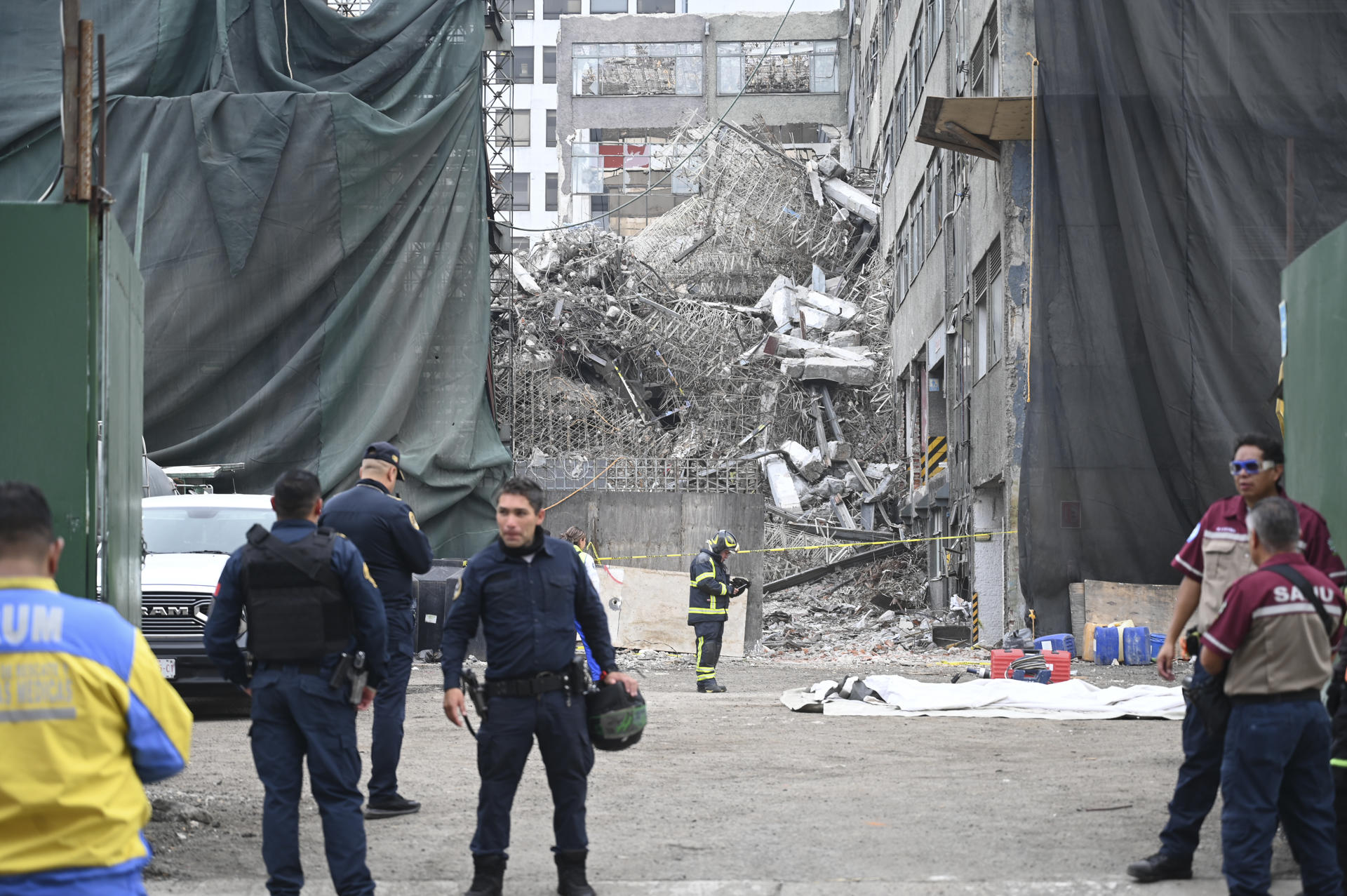 Cuerpos de emergencia y rescate trabajan en el edificio que se colapsó este lunes en la Ciudad de México (México). EFE/Madla Hartz