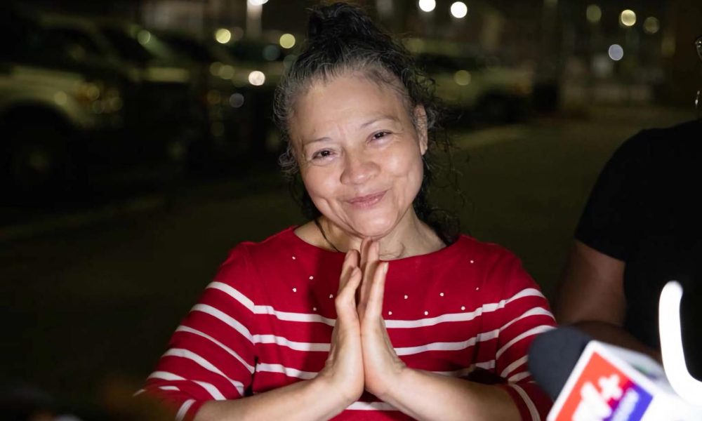 Fotografía cedida por Innocence Project donde se muestra a Carmen Mejía saludando este martes, a su salida de la cárcel en Austin, Texas (Estados Unidos). EFE/ Montinique Monroe / Innocence Project/ SOLO USO EDITORIAL/ NO VENTAS/ SOLO DISPONIBLE PARA ILUSTRAR LA NOTICIA QUE ACOMPAÑA (CRÉDITO OBLIGATORIO)