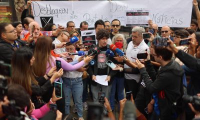 El coordinador de la organización VE Sin Filtro, Andrés Azpúrua, habla con la prensa durante una manifestación frente al edificio de la Comisión Nacional de Telecomunicaciones de Venezuela (Conatel) este viernes, en Caracas (Venezuela). EFE/ Miguel Gutiérrez