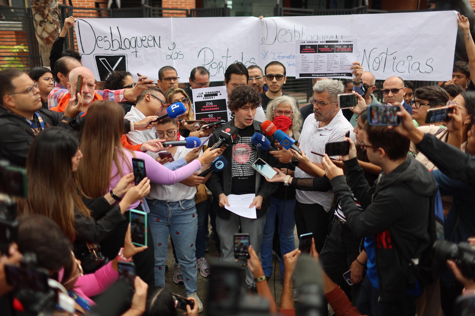 El coordinador de la organización VE Sin Filtro, Andrés Azpúrua, habla con la prensa durante una manifestación frente al edificio de la Comisión Nacional de Telecomunicaciones de Venezuela (Conatel) este viernes, en Caracas (Venezuela). EFE/ Miguel Gutiérrez