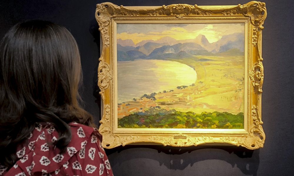 Una mujer observa 'Escena de la costa de la Ribera', obra de 1935 de de Winston Churchill. La casa de subastas Christie's exhibe la colección de obras que bajo el nombre de 'Venta de arte moderno británico e irlandés', saldrán al mejor postor el próximo 18 de marzo, entre las que destacan L.S.Lowry, Frank Aurbach o Sir Winston Churchill. EFE/ Guillermo Garrido
