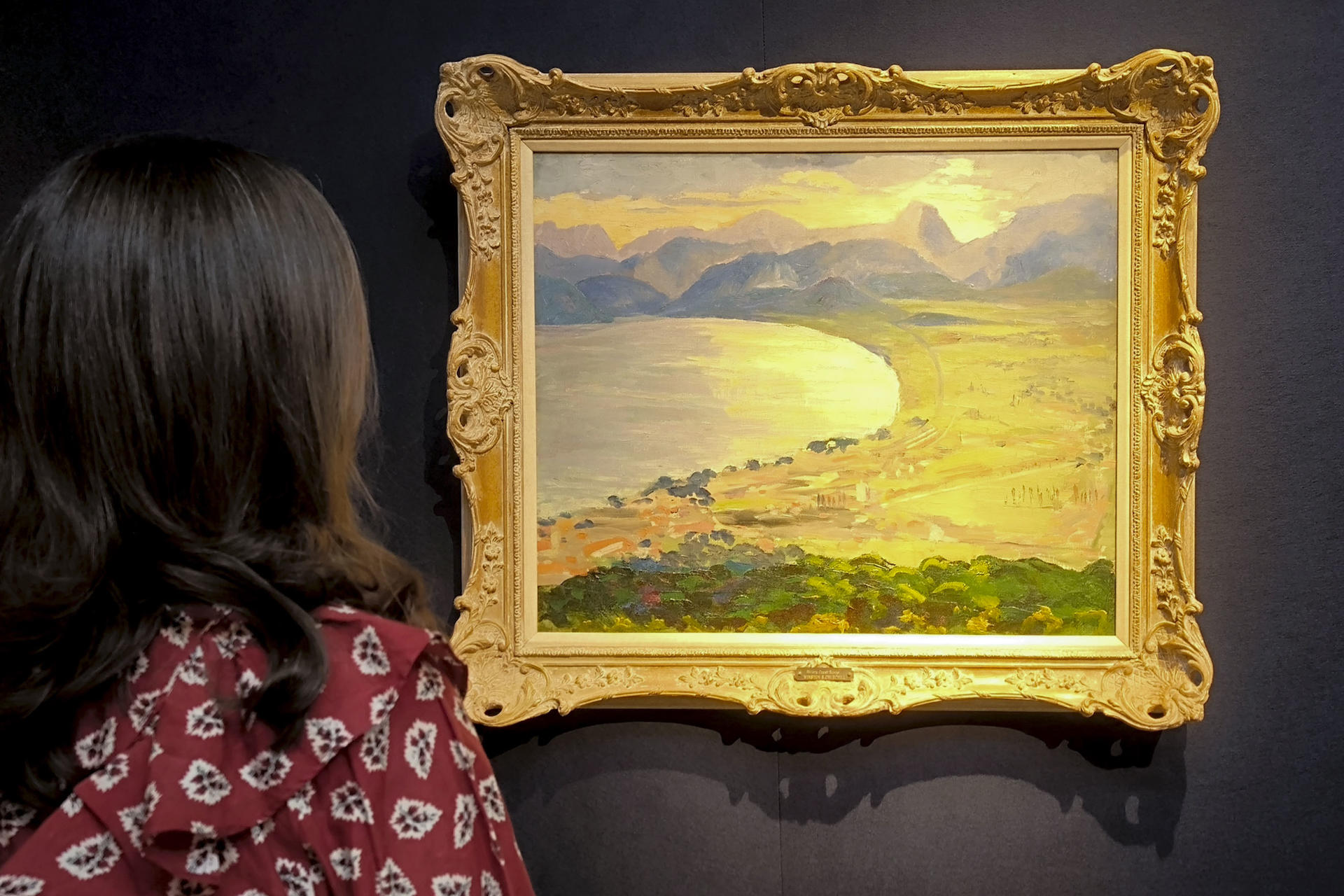 Una mujer observa 'Escena de la costa de la Ribera', obra de 1935 de de Winston Churchill. La casa de subastas Christie's exhibe la colección de obras que bajo el nombre de 'Venta de arte moderno británico e irlandés', saldrán al mejor postor el próximo 18 de marzo, entre las que destacan L.S.Lowry, Frank Aurbach o Sir Winston Churchill. EFE/ Guillermo Garrido
