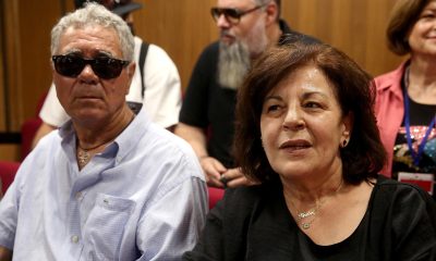 Fotografía del 15 de junio de 2022 de Panagiotis y Magda Fyssa, padres del rapero antifascista Pavlos Fyssas, asesinado en 2013 por un miembro de Amanecer Dorado, durante el juicio de apelación de los líderes del partido neonazi en Atenas, Grecia. EFE/EPA/ORESTIS PANAGIOTOU