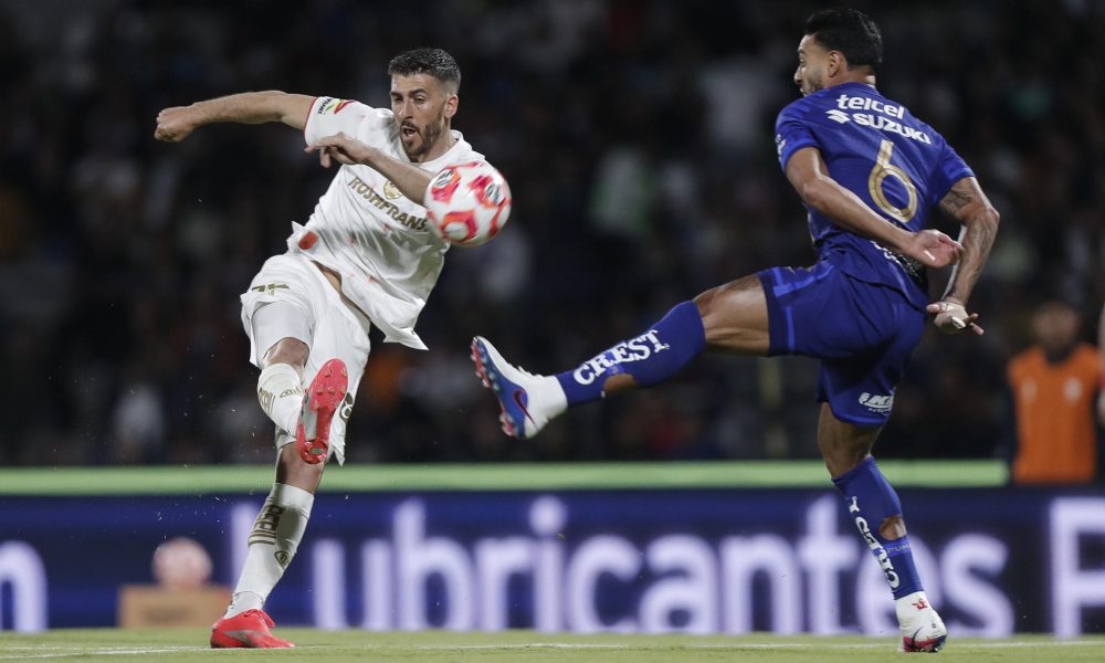 Nathanael Ananias (d), de Pumas, disputa un balón con Joao Dias (i), de Toluca, durante un partido del torneo Clausura 2026 de la Liga MX entre Pumas y Toluca en el estadio Olímpico Universitario en Ciudad de México (México). EFE/Isaac Esquivel