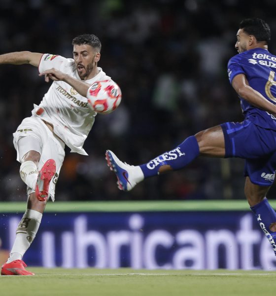 Nathanael Ananias (d), de Pumas, disputa un balón con Joao Dias (i), de Toluca, durante un partido del torneo Clausura 2026 de la Liga MX entre Pumas y Toluca en el estadio Olímpico Universitario en Ciudad de México (México). EFE/Isaac Esquivel