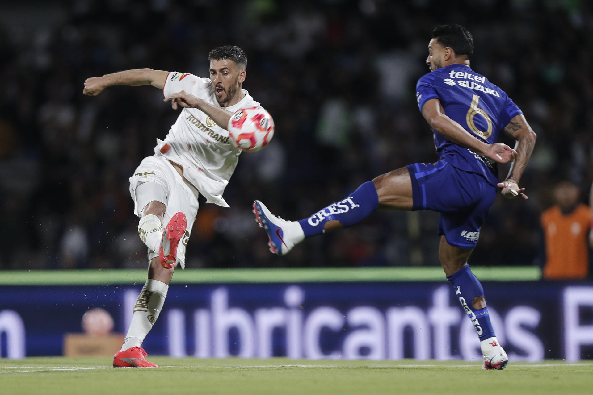 Nathanael Ananias (d), de Pumas, disputa un balón con Joao Dias (i), de Toluca, durante un partido del torneo Clausura 2026 de la Liga MX entre Pumas y Toluca en el estadio Olímpico Universitario en Ciudad de México (México). EFE/Isaac Esquivel