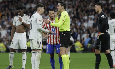 El árbitro Munuera Montero (2-d) conversa con el centrocampista del Real Madrid Fede Valverde (2-i), durante el partido de la jornada 29 de LaLiga que Real Madrid y Atlético de Madrid disputaron este domingo en el estadio Santiago Bernabéu. EFE/Juanjo Martín