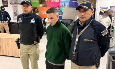 Fotografía cedida por Migración Colombia que muestra a Ángel Esteban Aguilar Morales, alias Lobo Menor (c), siendo detenido por funcionarios de Migración Colombia este miércoles, en Bogotá (Colombia). EFE/ Migración Colombia