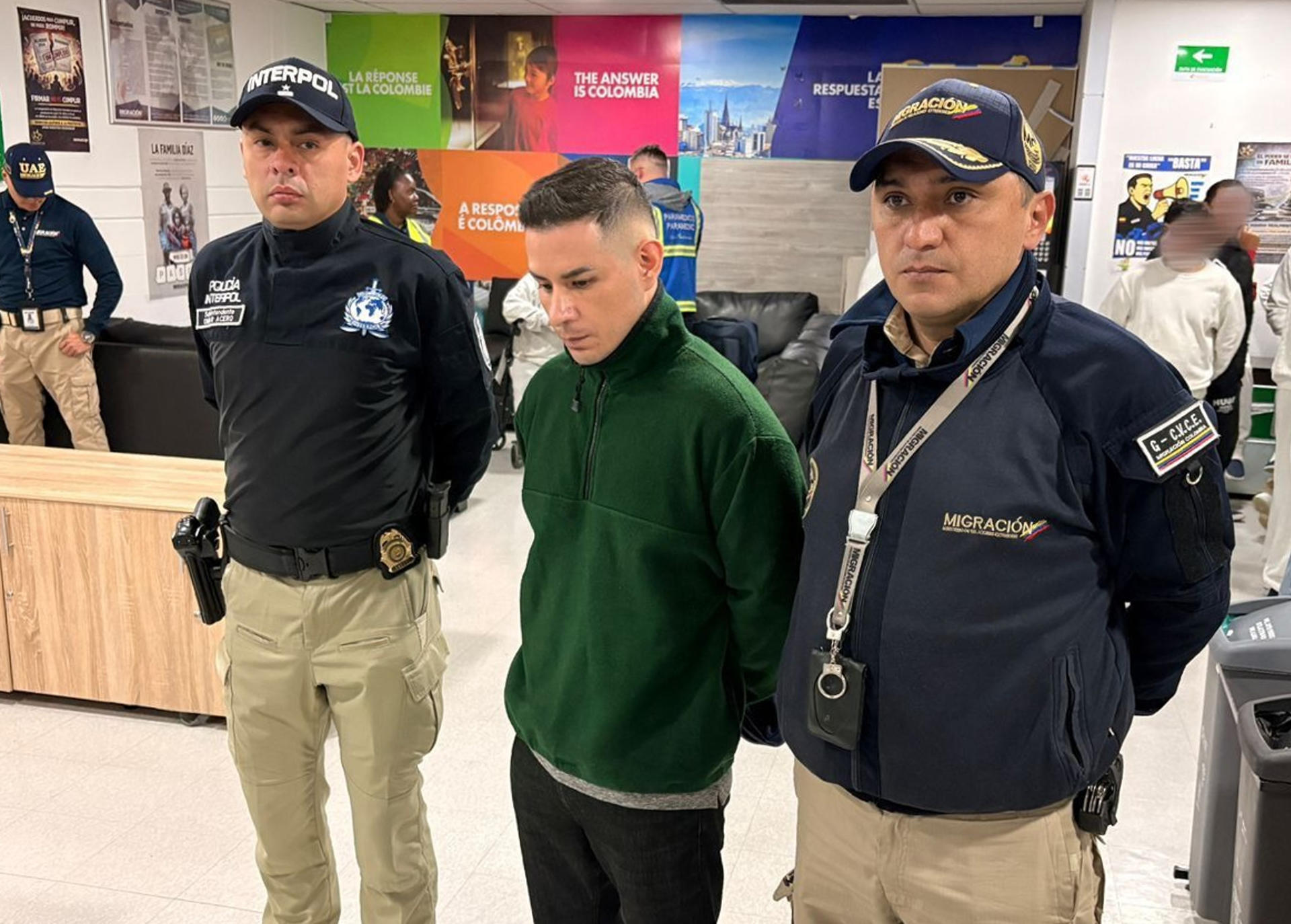 Fotografía cedida por Migración Colombia que muestra a Ángel Esteban Aguilar Morales, alias Lobo Menor (c), siendo detenido por funcionarios de Migración Colombia este miércoles, en Bogotá (Colombia). EFE/ Migración Colombia