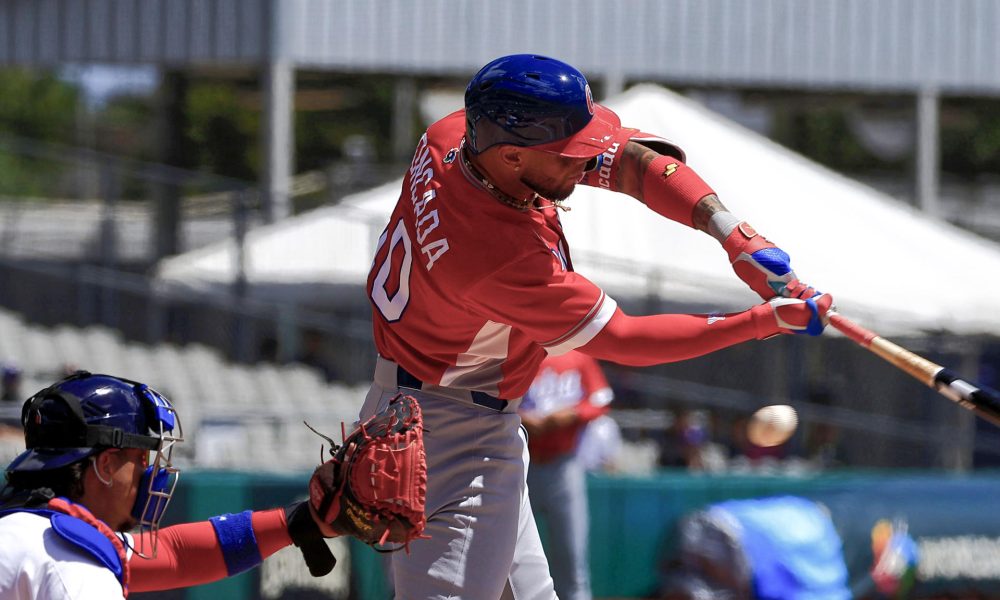 Yoán Moncada de Cuba batea este viernes, en un partido del Clásico Mundial de Béisbol entre Panamá y Cuba en el estadio Hiram Bithorn en San Juan (Puerto Rico). EFE/ Thais Llorca