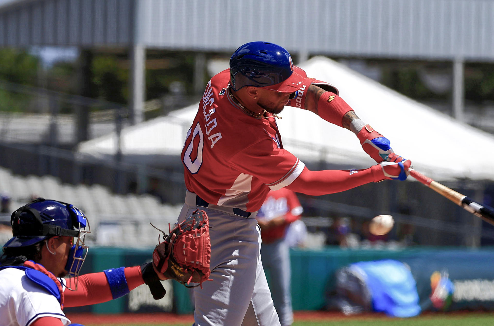 Yoán Moncada de Cuba batea este viernes, en un partido del Clásico Mundial de Béisbol entre Panamá y Cuba en el estadio Hiram Bithorn en San Juan (Puerto Rico). EFE/ Thais Llorca