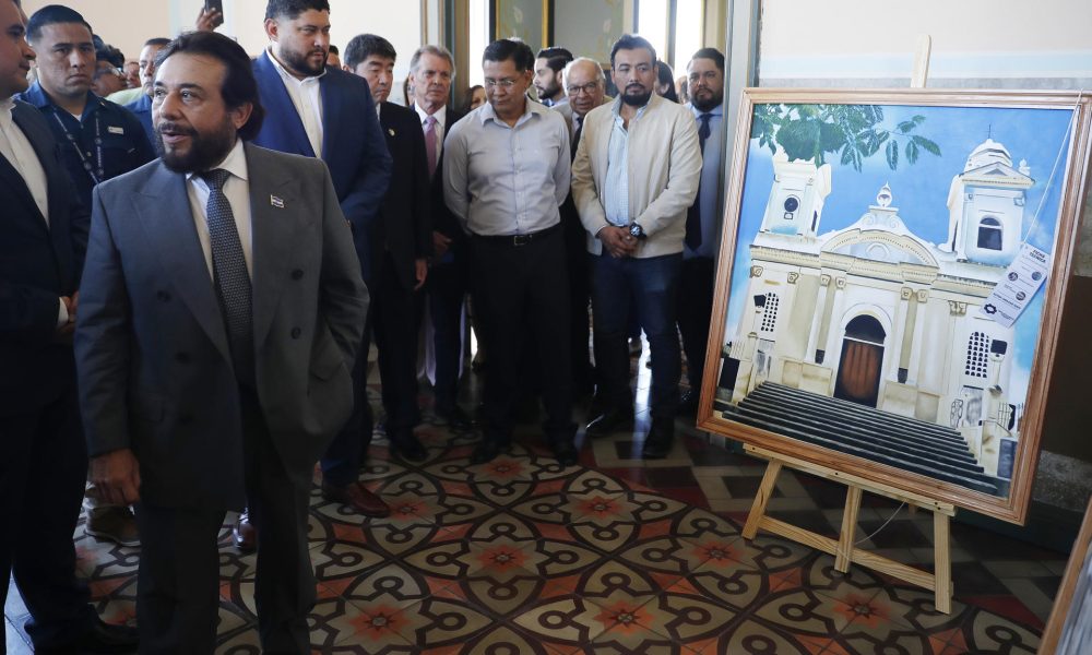 El vicepresidente de El Salvador, Félix Ulloa (2-i), realiza un recorrido por una exposición de pinturas este martes, en San Salvador (El Salvador). EFE/ Rodrigo Sura