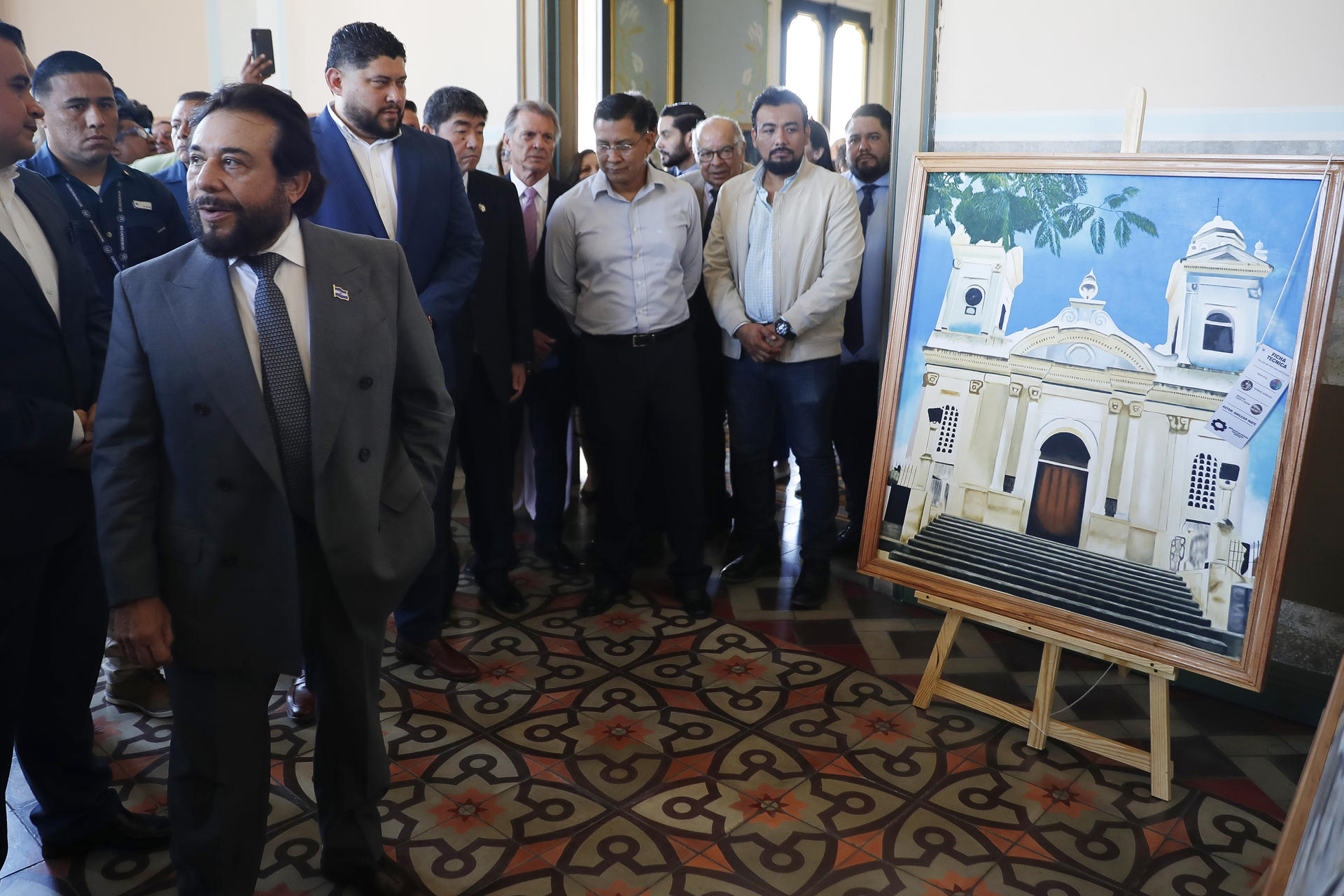 El vicepresidente de El Salvador, Félix Ulloa (2-i), realiza un recorrido por una exposición de pinturas este martes, en San Salvador (El Salvador). EFE/ Rodrigo Sura